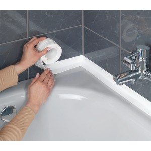 Applicazione del nastro sigillante bianco Wenko a una vasca da bagno in bagno.
