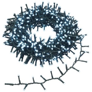 Guirlande lumineuse OBI extérieure avec 700 LED blanc froid et câble foncé, partiellement déroulée. Pour jardin et Noël.