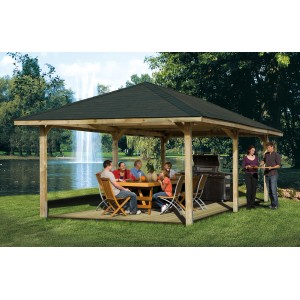 Weka Gartenoase 651 B Gr. 3: Gazebo in legno con ospiti che grigliano al lago.