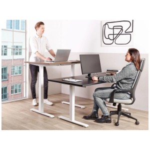 Beliani Destines höhenverstellbarer Schreibtisch Schwarz-Weiss, im Büro von sitzender und stehender Person genutzt.