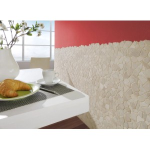 Tapis mosaïque en pierre naturelle crème sur mur, carreaux irréguliers décoratifs pour intérieur chaleureux.