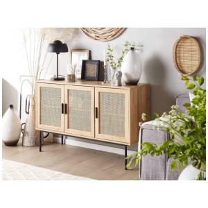Buffet Pasco marron clair avec façades en rotin et pieds en métal noir dans le salon.