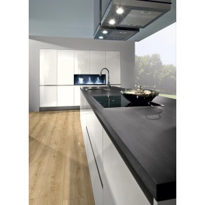 Piano di lavoro Oxid, 410x63,5 cm, spessore 3,8 cm, in cucina moderna.