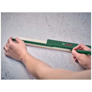 Mètre pliant Bosch vert 2 m marquant une pièce de bois.