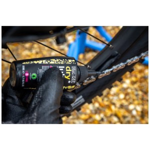Muc-Off Kettenöl für Trockenheit PTFE 50 ml wird auf eine Fahrradkette aufgetragen.