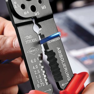 Pinza a crimpare Knipex per spellare e crimpare cavi, con manici multicomponente e taglia cavi.