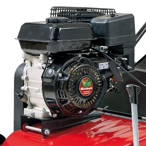 Gros plan : moteur de scarificateur à essence Einhell GC-SC 2240 P avec lames en acier.