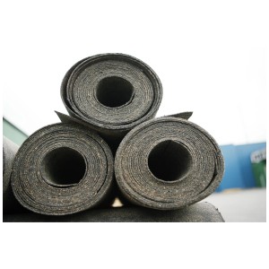 Rouleaux de feutre bitumé noir Pletscher (10 m²) pour l'étanchéité des toits d'abris de jardin.