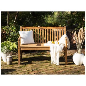 Beliani banc de jardin Vivara en acacia, couleur bois clair, largeur 120 cm, avec coussins et décoration.