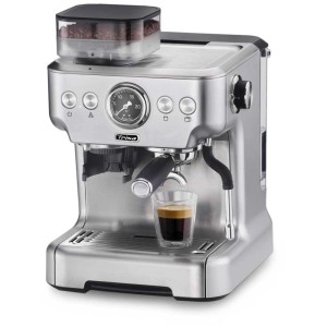 Macchina da espresso Barista Plus argentata con macinino conico ed espresso nel bicchiere.