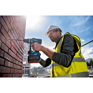 Avvitatore a percussione a batteria Bosch Professional GSB 18V-150 C durante la foratura in muratura.