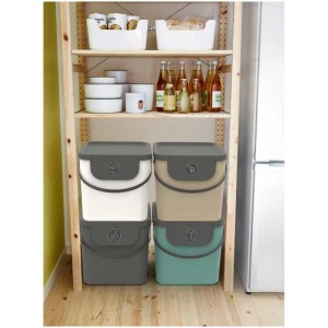 Contenitori impilati Rotho Albula per riciclaggio (40 l) in antracite, bianco, beige e menta su uno scaffale.