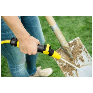 Spruzzatore regolabile Kärcher nero-giallo che pulisce una pala in giardino.