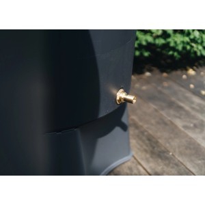 Kit de raccordement pour récupérateur d'eau de pluie Geka avec embout en laiton monté sur un récupérateur.