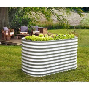 Jardinière surélevée Vitavia Vita 858 en zinc-alu avec de la laitue dans un jardin.