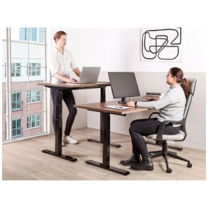 Bureau Beliani Destines réglable en hauteur, marron-noir. Deux personnes utilisent la table de bureau debout et assises.