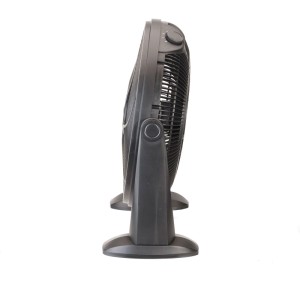 Schwarzer Bimar Standventilator aus Kunststoff, Ø 45 cm, von der Seite. Sichtbar sind Schutzgitter, Bedienknopf & Standfüße.