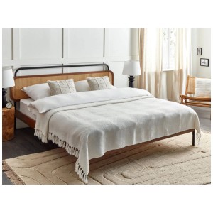 Coperta in acrilico color crema Beliani Chaohani (220x240 cm) con frange su un letto.
