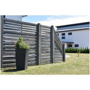 Grauer Sichtschutzzaun Neo Abschluss, sägerau, 180x90 cm, mit Pflanzkübel im Garten.
