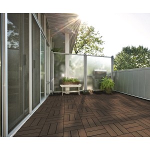 Terrasse avec dalles clipsables en WPC coloris terre, 30x30 cm, structure rabotée. Installation facile.