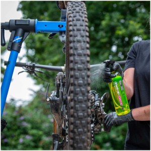 Fahrradreinigung: Muc-Off Antriebsreiniger 500ml im Einsatz zur Kettenpflege.