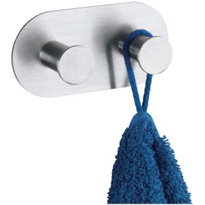 Wenko Cona Duo gancio a muro in acciaio inox opaco con asciugamano blu.
