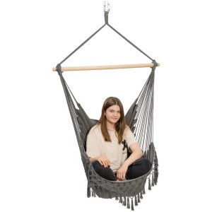 Sedia sospesa Conacord Galaxy, grigio scuro, con persona. Poltrona sospesa in cotone per relax.
