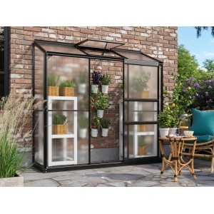 Serre adossée Vitavia Ida 1300, cadre noir, 1,3 m², avec plantes et étagères.