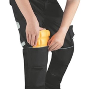 Pantaloni da lavoro neri con inserto per ginocchiere e imbottitura gialla. Abbigliamento da lavoro edile.