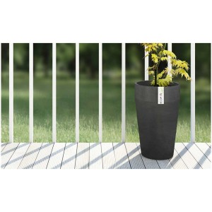 Vaso per piante Ecopots Sankara, grigio scuro, Ø 35 cm, altezza 55 cm, con pianta su terrazzo.