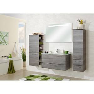Vasque en verre blanc Pelipal avec meuble sous-vasque, armoire de toilette et armoires hautes dans la salle de bain.
