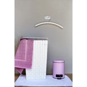 Cesto portabiancheria bianco Wenko Adria Square in plastica intrecciata con coperchio e asciugamano viola.