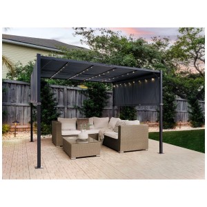 Pergola Beliani Parga grigio scuro con illuminazione LED e mobili da giardino su patio.
