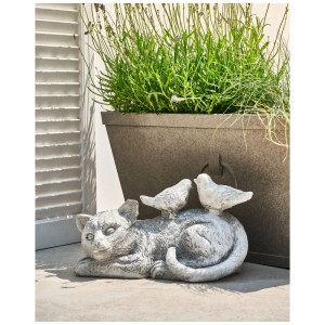 Graue Gartenfigur Katze Kalela aus Magnesiumoxid, schlafend mit zwei Vögeln auf dem Rücken, rustikale Gartendekoration.