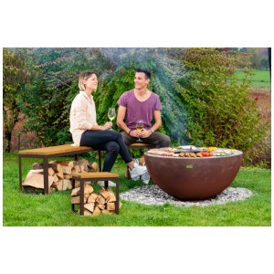 Tabouret d'extérieur Nouvel Timber, assise en bois marron sur structure en métal, comme siège ou table d'appoint.