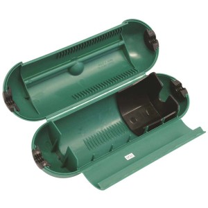 Scatola di protezione Gardenline verde aperta in plastica per cavi di alimentazione esterni.