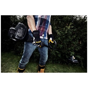 McCulloch B40 P Elite en action : Débroussailleuse à essence puissante pour le jardin.