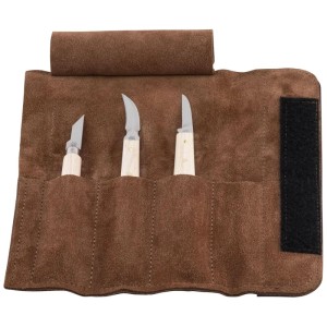 Set 3 coltelli da intaglio Kirschen in astuccio arrotolabile in pelle marrone. Manici in faggio, lame diverse.