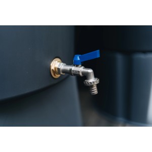 Raccordo per serbatoio piovano in ottone 19,17 mm (1/2) con maniglia blu su serbatoio.