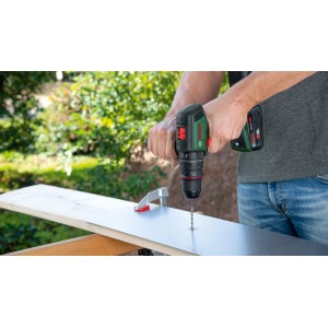 Trapano avvitatore a percussione a batteria Bosch Advanced Impact 18V-80 che fora il legno.