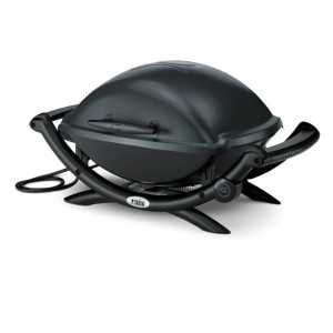 Weber Q 2400 grill elettrico grigio scuro con supporto per balcone e patio.