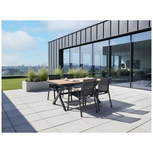 Ensemble de jardin Beliani Tiano: table rectangulaire avec plateau en bois synthétique marron, 4 chaises noires en aluminium sur terrasse.