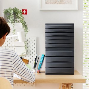 Zwei gestapelte Rotho Büroboxen Quadra, dunkelgrau, mit je 4 Schüben auf einem Holzschreibtisch. Praktisches Ablagesystem für Bürobedarf.