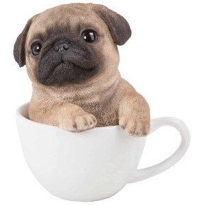 Beiger Mops-Welpe in weißer Tasse als Gartendeko von Vivid Arts, 14,5x13x11cm.