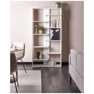 Étagère Beliani Fontas blanche, 180 cm, avec 8 niveaux ouverts de style scandinave, décorée dans un salon.