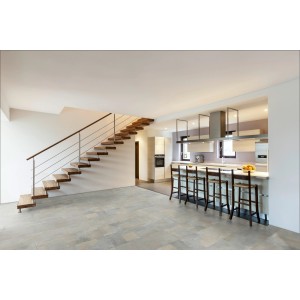 Carrelage Classen Ceramin Neo Vario Marino aspect pierre comme revêtement de sol dans salon avec escalier et cuisine.