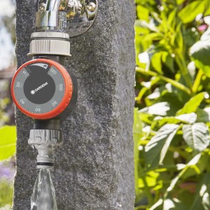 Programmateur d'arrosage Gardena sur robinet avec eau courante. Ordinateur d'irrigation pour jardin.