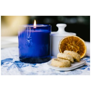 Blaue La Rochere Duftkerze Abeille Winter Garden mit Bienenmotiv und winterlichem Duft.