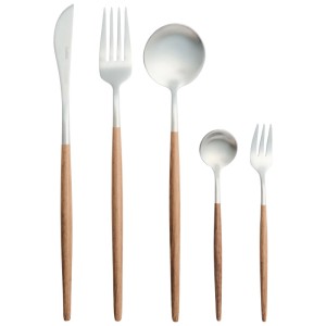 Ménagère Beliani Bavette 30 pièces en acier inoxydable argenté avec manches aspect bois pour 6 personnes.