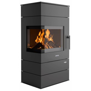 Poêle à bois noir Justus Voga W+ (6,5 kW) avec flammes derrière la vitre.